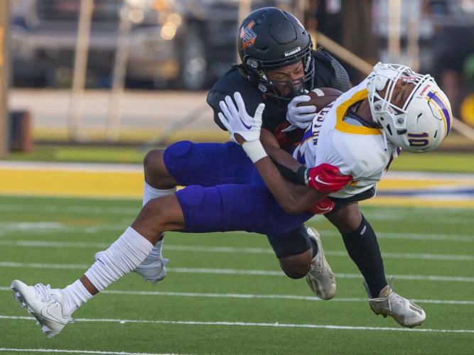 diego_battles's tweet photo. Senior Year Highlights!🎥
Jeremiah 29:11 “For I know the plans I have for you, declares the lord, plans to prosper you and not harm you, plans to give you hope and a future.”Highly favored from the man above!✝️ @HitmanHinton6 @TCNextUp @DonnieBaggs_ @HCUFootball https://t.co/wWVwEIyI9B