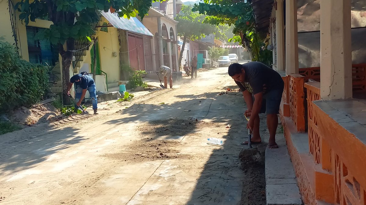YasirDeloya's tweet photo. Desde la comunidad de #Tetitlan las #Brigadas del @GobiernoTecpan continúan con trabajos de limpieza. https://t.co/jCPE37TwE5