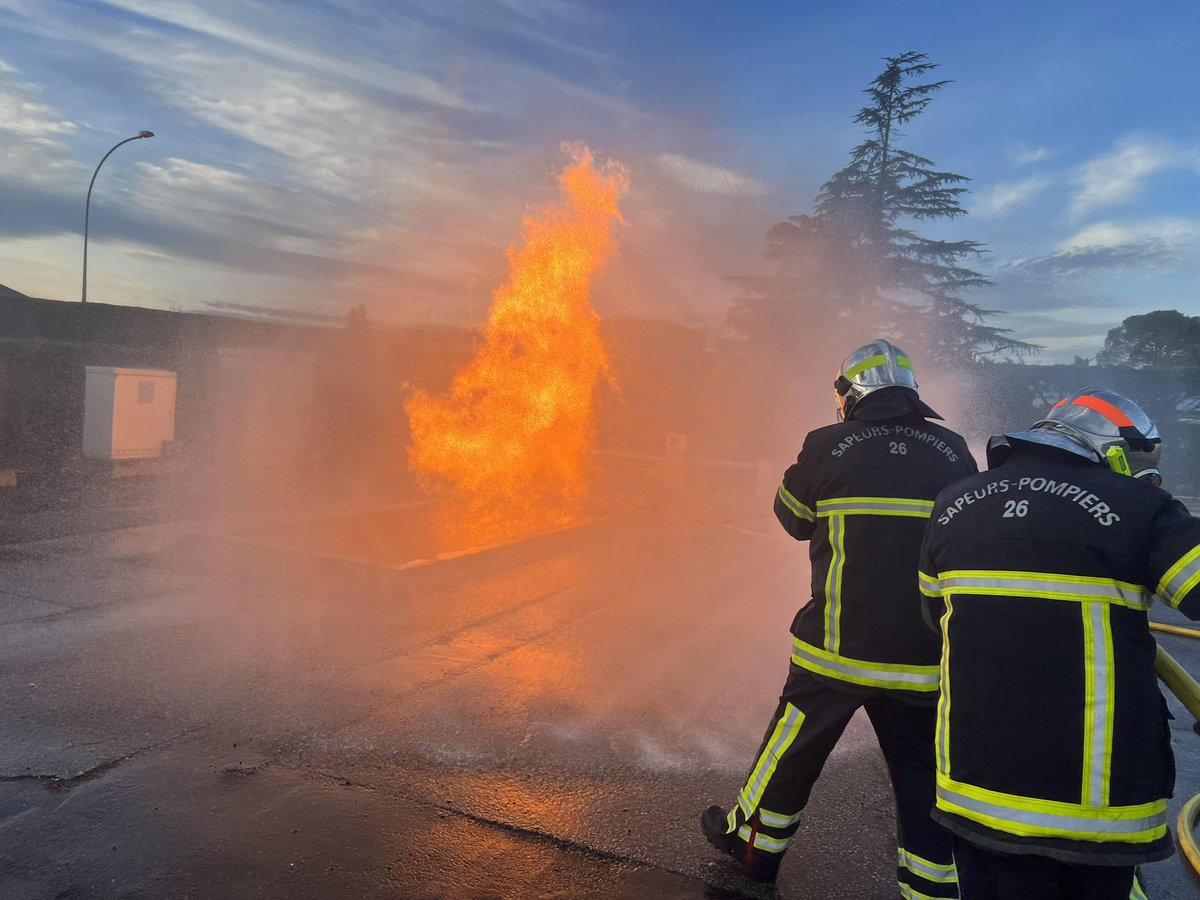 Nouvelle session de Formation de Maintien des Acquis sur les risques gaz pour des #Pompiers du @sdis26 👨🏻‍🚒 En 2023, avec mes collègues de #GRDF, nous aurons formé plus de 350 Sapeurs-Pompiers à nos risques et procédures dans le département ! 👌🏼
