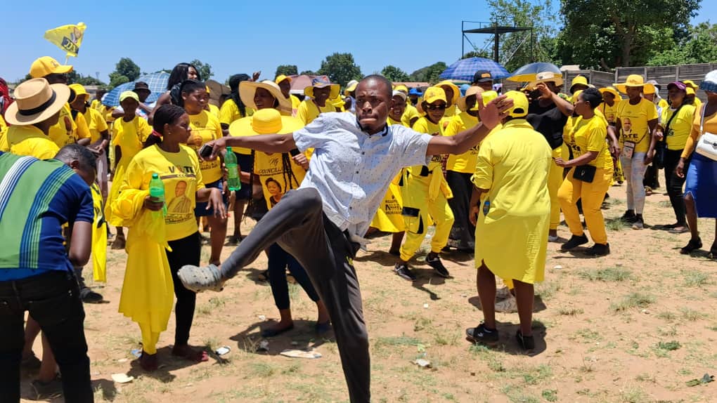 Studio7VOA's tweet photo. CCC activists paying last respects to slain pastor Tapfumaneyi Masaya. (Photos: Tobias Mudzingwa) #zimbabwe #violence #kilings https://t.co/ff4KDnpY5Y