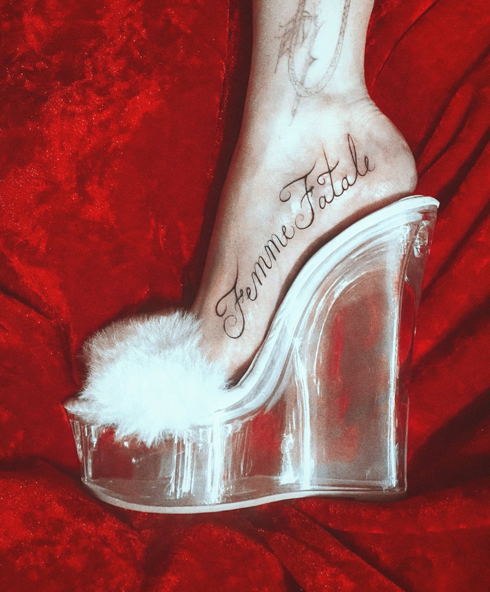 PainAndChains's tweet photo. The last thing you see before I step on your throat💋 Should I sell feet pics? Who wants some? Buy me shoes✨ #femmefatale #goddess #dominatrix #paypig #sub #spoilme https://t.co/fzw5FpzQIG
