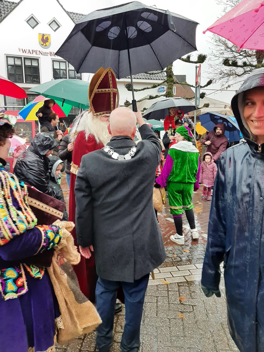 Hopelijk is er in het Grote Pietenhuis een föhn voor de natte baard van Sinterklaas.
Heel veel kinderen hebben de regen getrotseerd om Sinterklaas  in Bunnik welkom te heten. Het was een echte paraplu-ontvangst waarbij de instrumenten van de muziekPieten vol regen waren gelopen.