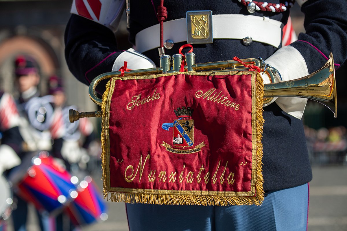 Esercito's tweet photo. “Lo   Giuro” con queste parole, questa mattina, gli allievi del 1° anno del 236°   Corso Medaglia d’Oro al Valor Militare S. Ten. Guido Cucci della Scuola   militare Nunziatella, da Piazza del Plebiscito a Napoli, hanno prestato   giuramento alla Repubblica Italiana.
Leggi di più ▶️ https://t.co/MC35zSY1bI
#EsercitoItaliano #noicisiamosempre #EsercitodegliItaliani #difesa #concorsi #SMNunziatella