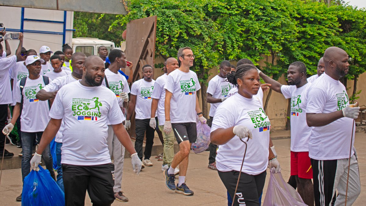 a_favereau's tweet image. #ensemble pour l'environnement et le climat avec les citoyens et les jeunes de #Bè #Lomé 🇹🇬. @EcoJogging qui témoigne de la mobilisation à tous les niveaux. Merci au Maire Kouami GOMADO. @Franceautogo @AmbUETogo @IFTogo