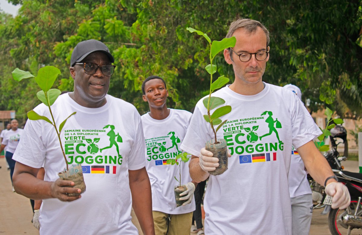 a_favereau's tweet image. #ensemble pour l'environnement et le climat avec les citoyens et les jeunes de #Bè #Lomé 🇹🇬. @EcoJogging qui témoigne de la mobilisation à tous les niveaux. Merci au Maire Kouami GOMADO. @Franceautogo @AmbUETogo @IFTogo