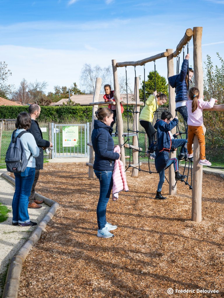 🧒 Nous vous avions annoncé l’aménagement d’une aire de jeux à Toctoucau, je suis ravi de l'inaugurer aujourd’hui en présence des habitants, du Syndicat De Quartier Toctoucau, de <a href="/BxMetro/">Bordeaux Métropole</a> et de mes collègues élus.
#Pessac
1/2