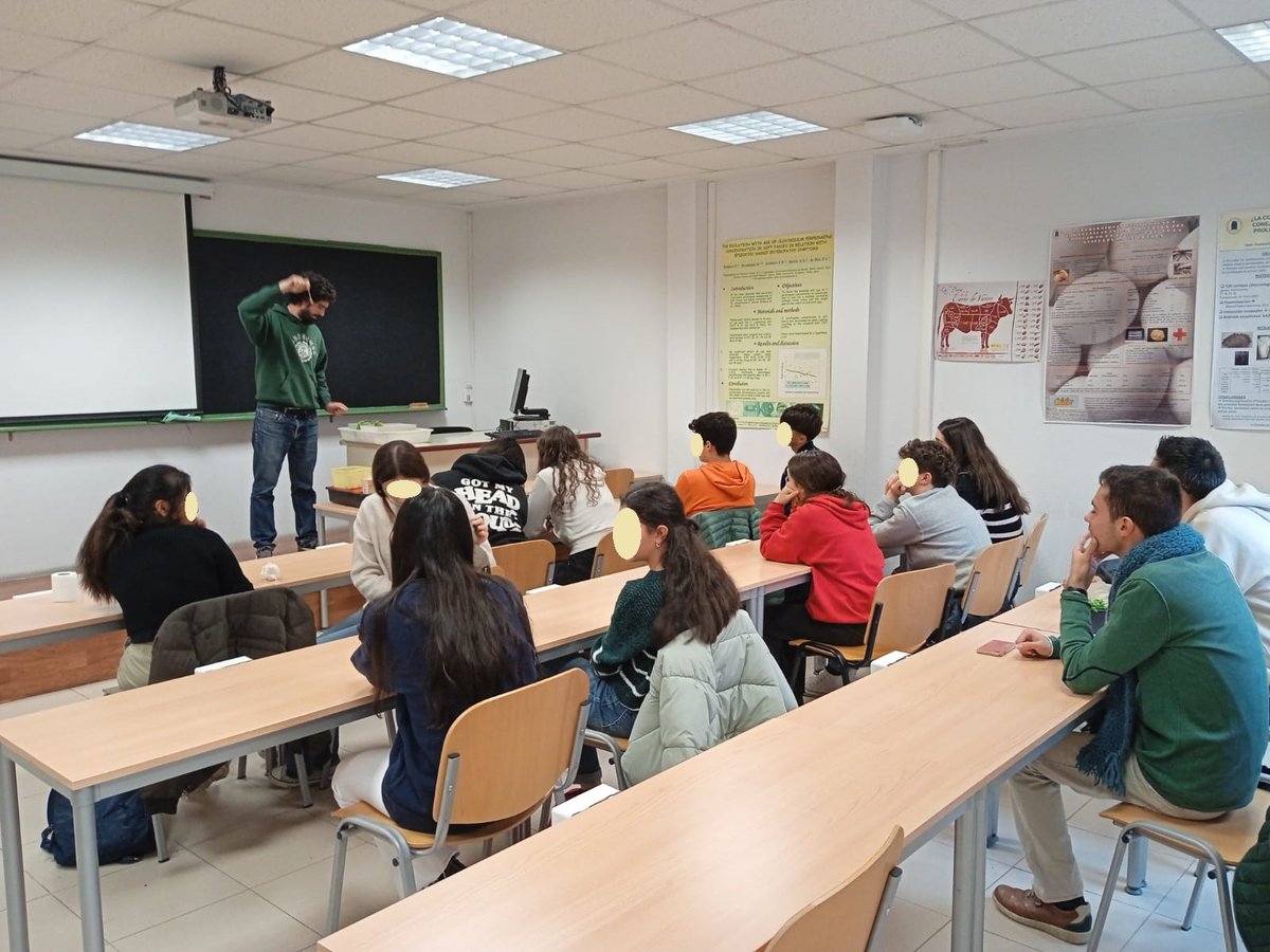 MejoraUpm's tweet photo. Otro año más, nuestro grupo de investigación y de innovación educativa #MAGyA @etsiaab @La_UPM participa en la #SemanaDeLaCiencia Alumnos de 4ESO @ies_sjb y FP @IESLopedeVega fueron artistas/científicos ♀️♂️cruzadores de Arabidopsis, 🍅tomate y 🌶️pimiento! https://t.co/R4wwKRlEsr