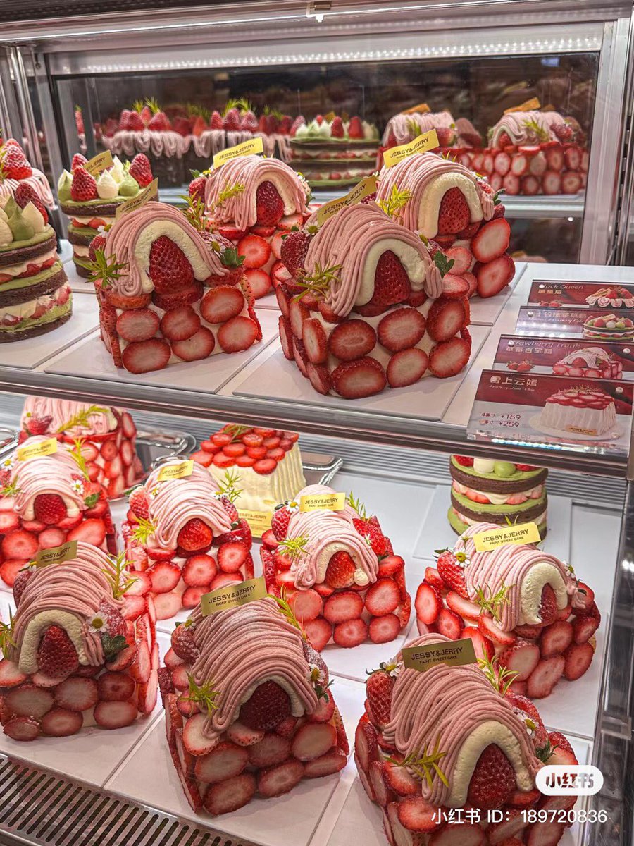 piinkibun's tweet photo. strawberry cakes https://t.co/q29DsLVFG4