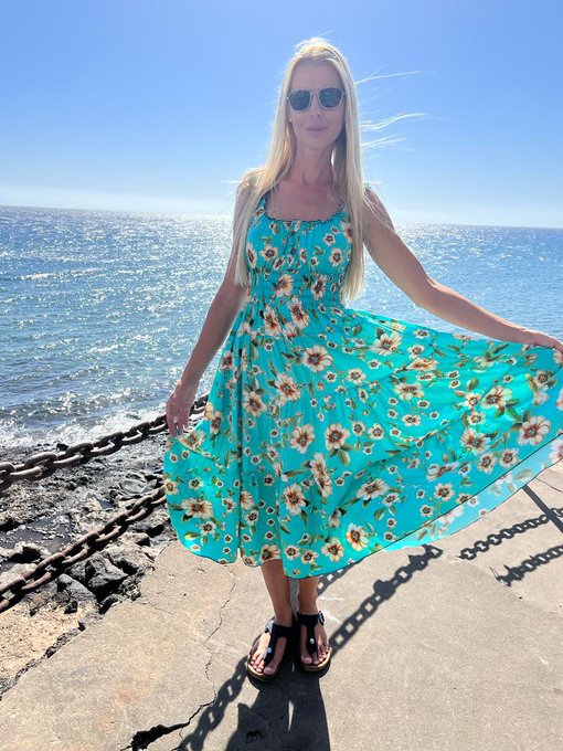 Hello world! Guess what&rsquo;s beneath my dress? ;-) https://t.co/5G6UpwJQv2