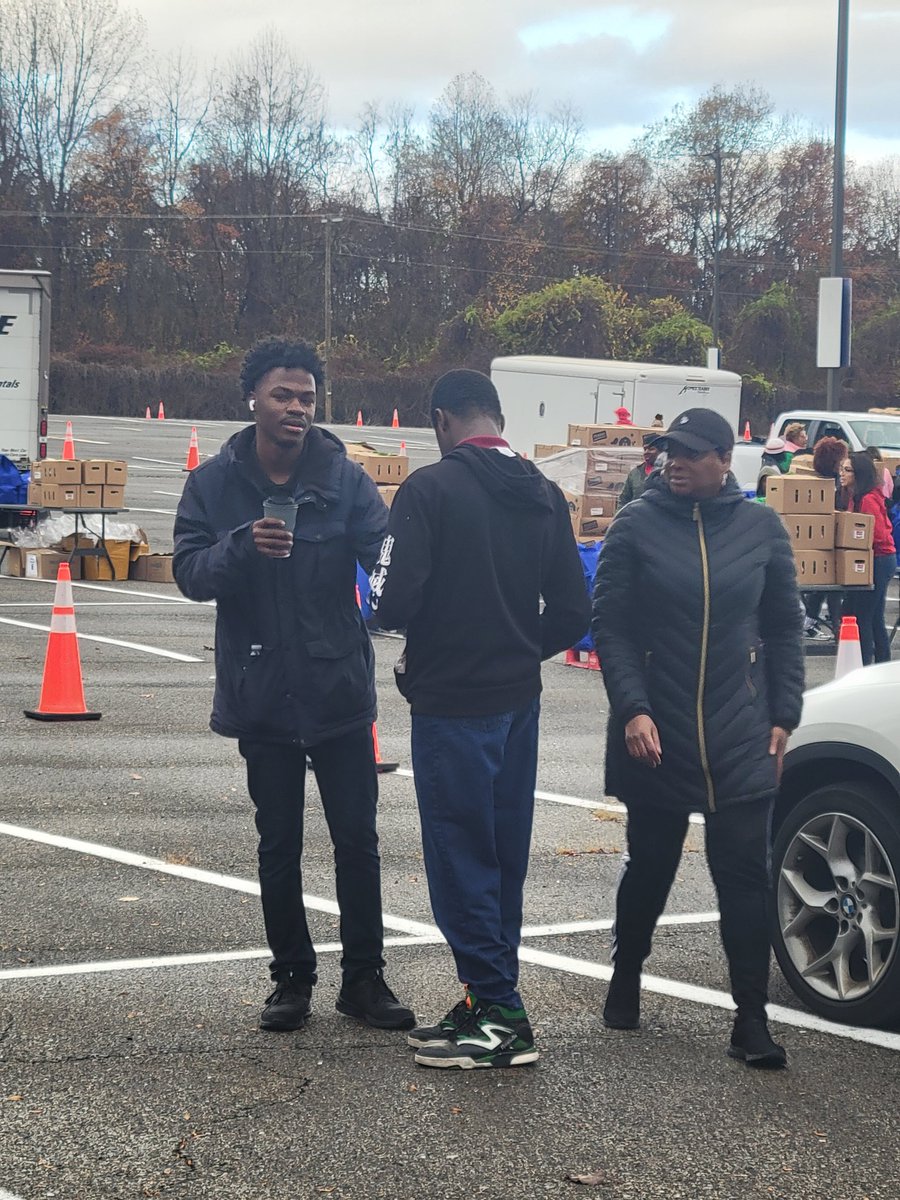 Largo Key Club serving our community, getting ready to distribute food to the community