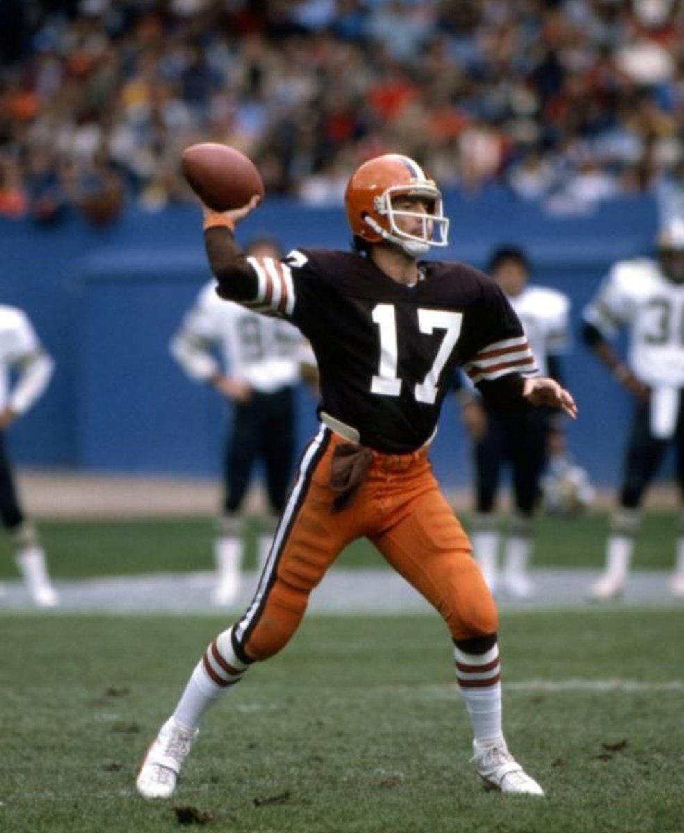 The Browns will be wearing their BEST uniform combo tomorrow vs. Steelers: 
-Brown jersey 
-Orange pants 
-White face mask

#DawgPound #Browns