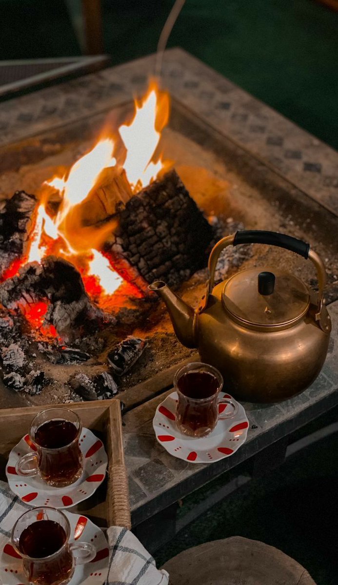 "حي الشتاء وحي برده وطاريه
وحي شبّت النار وجمعة الأحباب 🖤 ،

#الاجواء_الشتويه