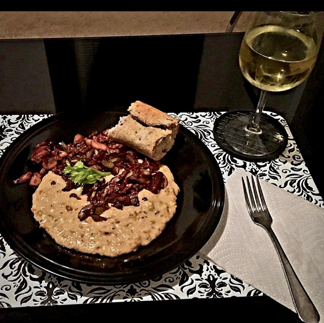 #ShrimpAndGrits variation. Mushroom Ragout on 4 cheese grits.
#Albariño in the glass.
#Wine