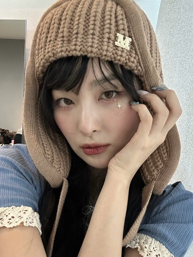 likeJENSEUL's tweet image. irene and seulgi exchanged symbols. my sun and moon ;(