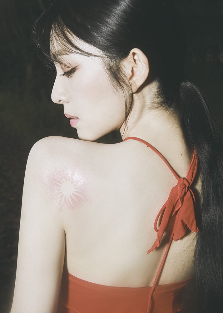 likeJENSEUL's tweet image. irene and seulgi exchanged symbols. my sun and moon ;(