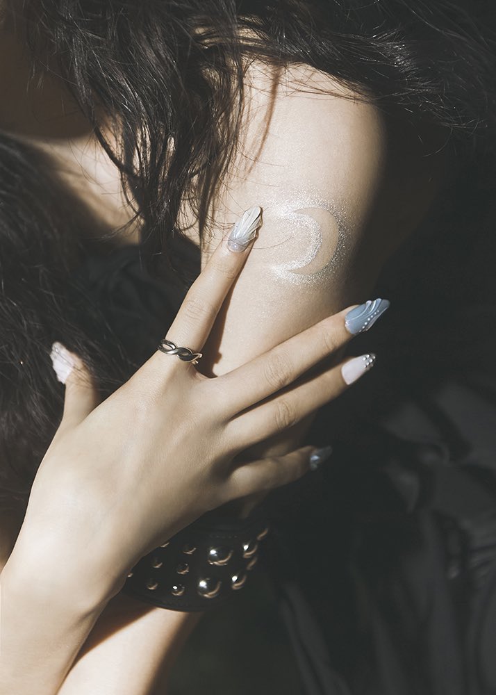 likeJENSEUL's tweet image. irene and seulgi exchanged symbols. my sun and moon ;(