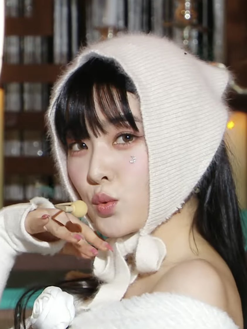 likeJENSEUL's tweet image. irene and seulgi exchanged symbols. my sun and moon ;(