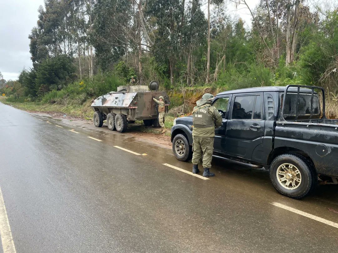 JdnAraucania's tweet photo. En la Ruta S-138, la Fuerza de Tarea Tucapel y la JDN Bio Bio trabajando juntos en el control vehicular, para la seguridad de nuestra población. Colaboramos para construir tranquilidad y confianza en nuestra región. 🚓🛣🤝 #SeguridadRegional #ColaboraciónJDN https://t.co/afvKVt7aeL