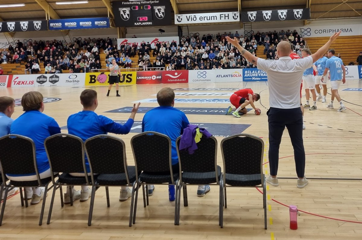 Séffinn <a href="/arnardadi/">Arnar Daði Arnarsson</a> loksins mættur að þjálfa heimalið í Kaplakrika.
Velkominn. Batnandi mönnum og allt það.