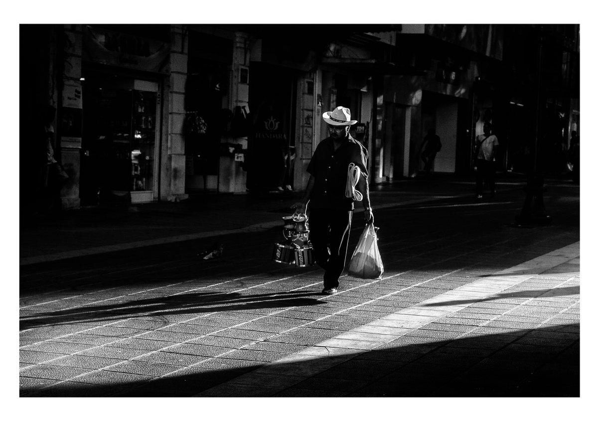 andrejacovicz's tweet photo. Caçador de luz e sombra - série Iluminados. https://t.co/ALTB3g4p2Y