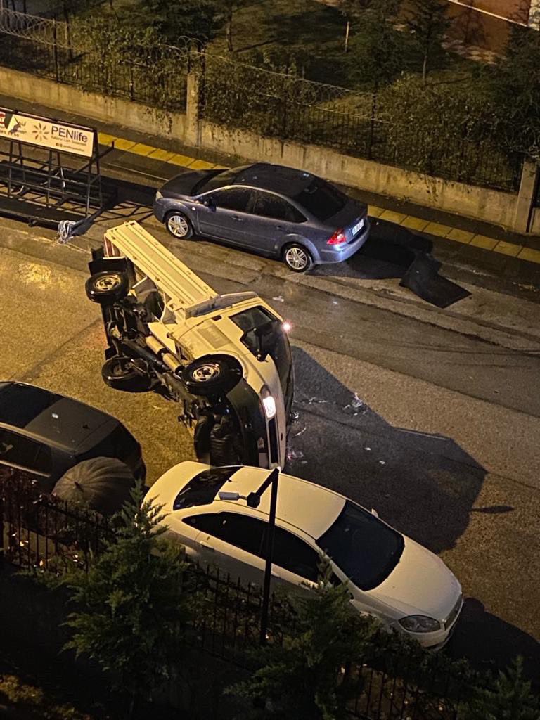 ankara_cevirme's tweet photo. Aşağı yahyalar lilyum garden sitesinin önü kamyonet devrildi https://t.co/LD5GMsIQG5