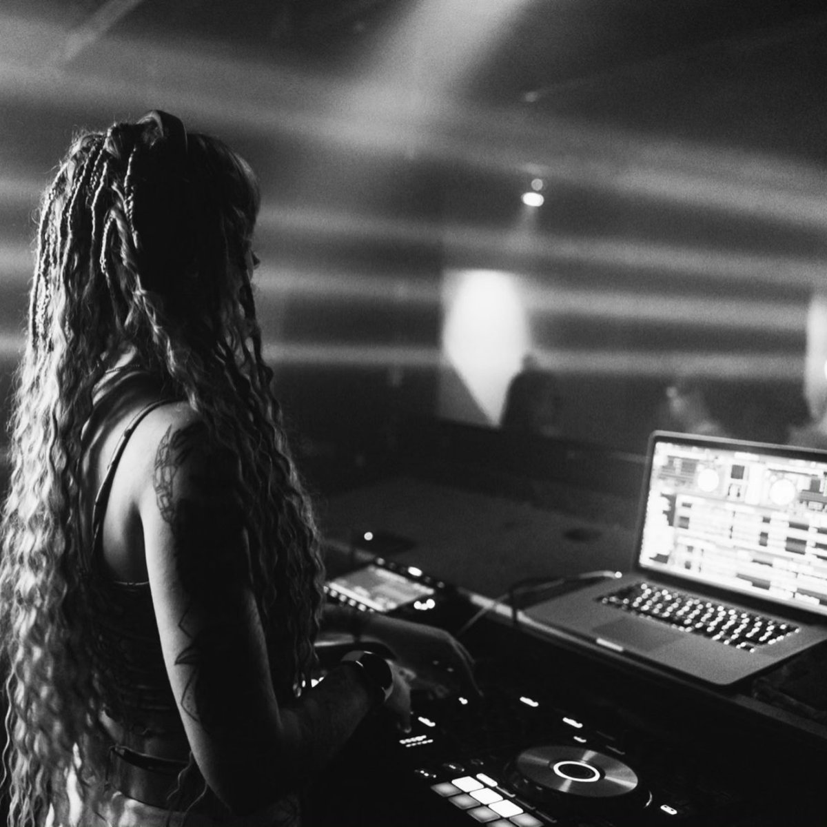 FoxyMandyMe's tweet photo. Dreams can come true if we have the courage to pursue them! 🤍🌇 #dj #foxymandy #mafrenda https://t.co/vruKznGdlf