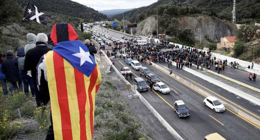 viquirepublica's tweet photo. CDR que cortaron  la Jonquera acusados de delitos de desórdenes públicos, daños y contra la seguridad del tráfico por poner en peligro la seguridad vial

Patriotas cortan la A-6 
NO PASA NADA 

Justicia en EspaÑa y tal https://t.co/8o6EIbxVdy