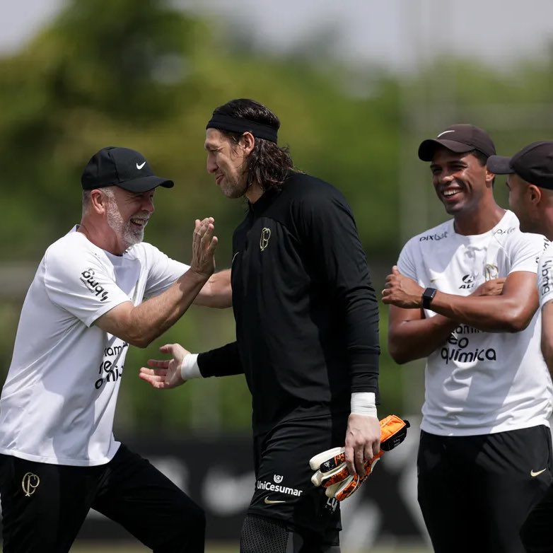 ELE TREINOU! Cássio participa de atividade no CT