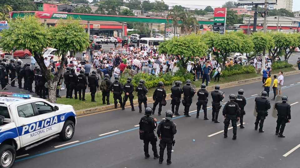 _LourdesArgueta's tweet photo. ❌🚨 Esto es lo que verdaderamente ocurre en #ElSalvador por parte del oficialismo.
La población sale a las calles a protestar ante las injusticias y encarcelamientos por parte del Régimen, hay cientos de detenciones de inocentes a quienes se les niega el debido proceso.
#Alerta #MOVIR #MissUniverse #Realidad #PaísDeLasMaravillas
