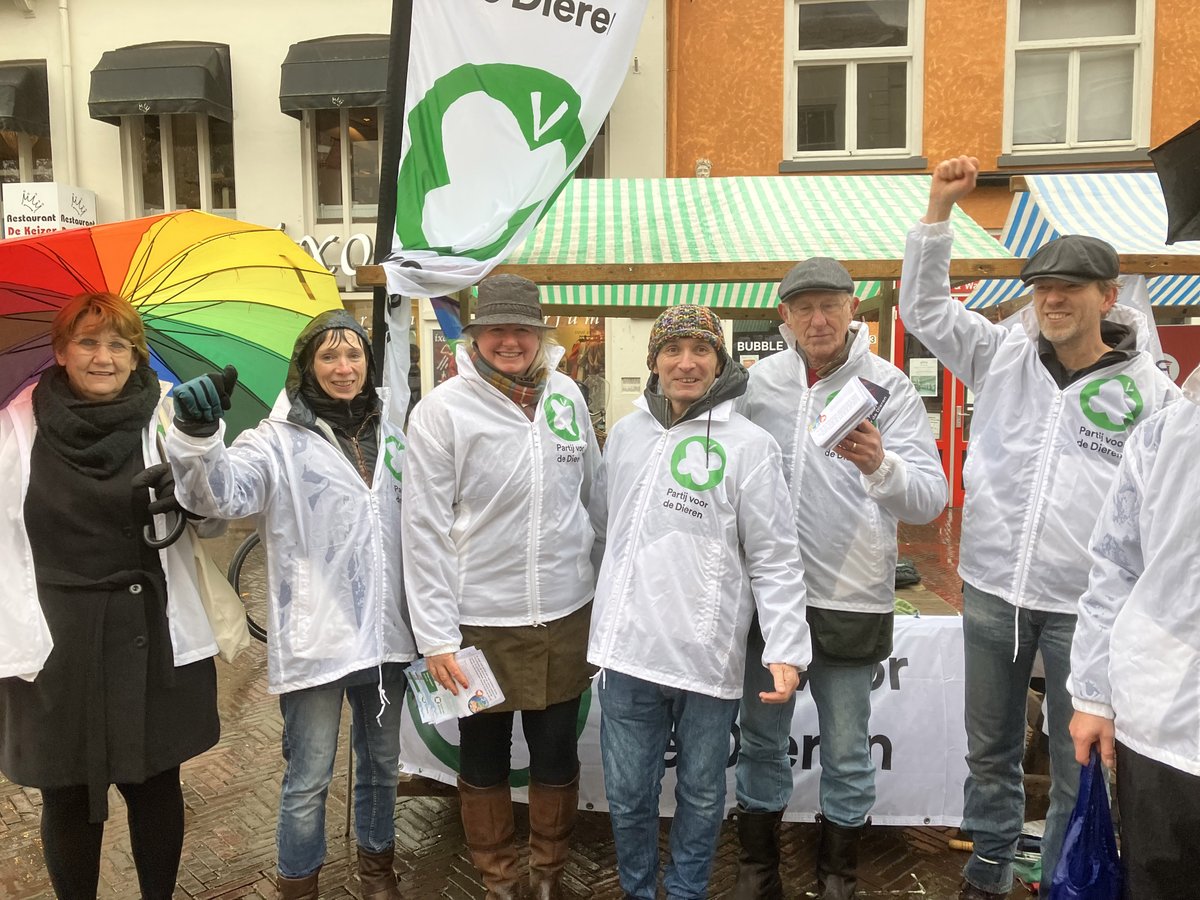 PvdDOverijssel's tweet photo. Ook deze zaterdag was het weer volop flyeren in Overijssel. Ondanks de regen gingen we met veel leden de straat op! Weer mooie gesprekken gehad, veel mensen hebben al besloten op wie ze gaan stemmen. #keerhettij #zwolle #deventer #fietscampagne #verkiezingen2023 https://t.co/RIA2Xyzvp0