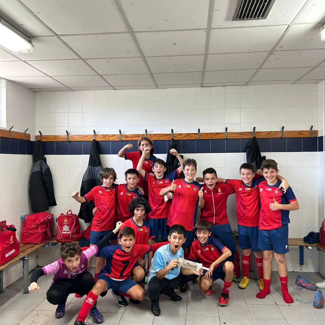 asturcf1923's tweet photo. Otra más de nuestro Alevín Hermanos Llana que vuelve a ganar para mirar de nuevo al objetivo final🔴🔵

#educandoconelfutbol  #SOMOSASTUR  #CanteraAstur https://t.co/a3sCeTt7eu