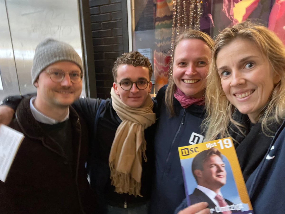 JongSocContract's tweet photo. @SimonPouwelse @GinnekenJos @NwSocContract @FokkerFloris was met een aantal anderen ook in de regen en kou aan het flyeren! 

(en wilde graag een tag) https://t.co/mMx7mPKa9U