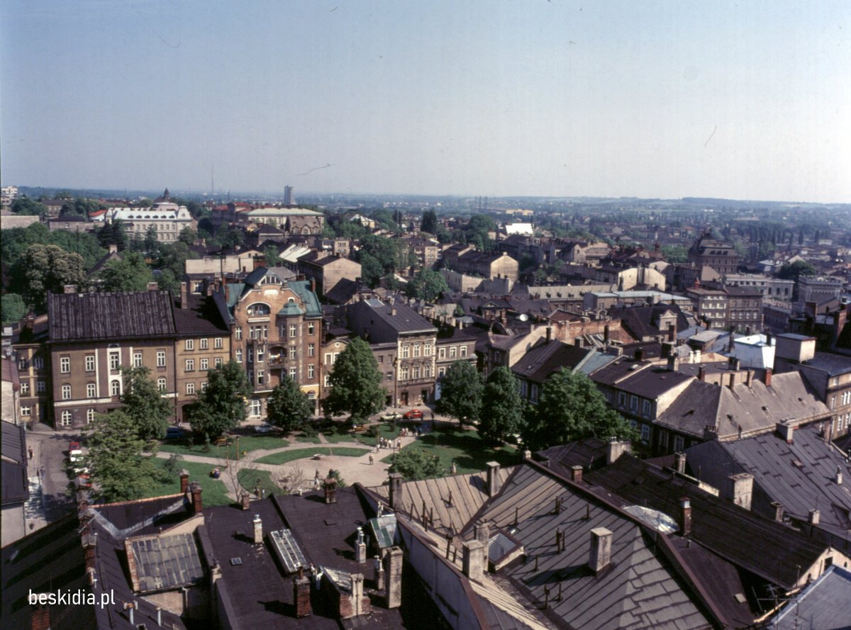 beskidia_pl's tweet photo. Widok na Rynek w Bielsku-Białej z wieży kościoła św. Mikołaja w latach 90. XX w.
Foto. Janusz Michalik
#rynekbielsko #zwm #zwmbielsko #beskidia #bielskobiała #historiabielskabiałej https://t.co/rFdunC2PH8