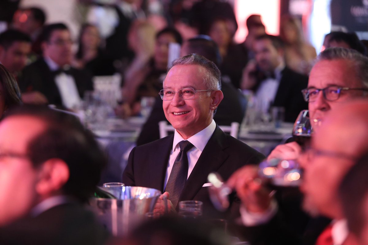 Recibo con gran honor y a nombre de todas las toluqueñas y toluqueños el premio al mejor presidente municipal del año otorgado por la #RevistaValores. Gracias a todos por este premio que es producto del esfuerzo de las y los toluqueños para tener una #TolucaLlenaDeVida.