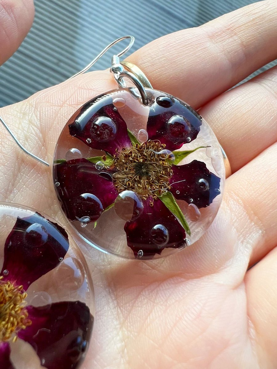 Elysper's tweet photo. Just made another pair of earrings 💜♥️
They are available on my website (among others) :)
https://t.co/dCNTn3dfe1 https://t.co/xlATyC9UXM