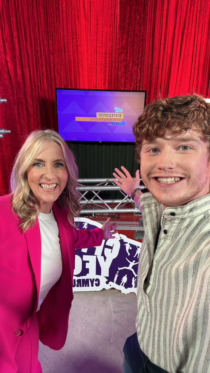 Dyma ni yn Eisteddfod <a href="/CFfICymru/">CFfI Cymru</a> Yn FYW nawr <a href="/S4C/">S4C 🏴󠁧󠁢󠁷󠁬󠁳󠁿</a> gyda <a href="/GwionMJ/">Gwïon Morris Jones</a> ac  <a href="/ifanevans/">ifan jones evans</a> yn ffresh o Down Under!!!