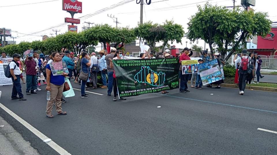 _LourdesArgueta's tweet photo. ❌🚨 Esto es lo que verdaderamente ocurre en #ElSalvador por parte del oficialismo.
La población sale a las calles a protestar ante las injusticias y encarcelamientos por parte del Régimen, hay cientos de detenciones de inocentes a quienes se les niega el debido proceso.
#Alerta #MOVIR #MissUniverse #Realidad #PaísDeLasMaravillas