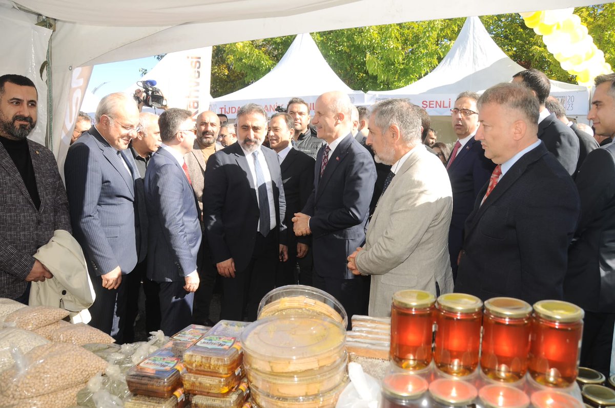 TUNCELITSO's tweet photo. Yönetim Kurulu Başkan Yardımcılarımız Ali Ateş ve @62AYD1 ile Yönetim Kurulu Üyemiz Güven Çetin; Bingöl Üniversitesi ev sahipliğinde gerçekleştirilen Uluslararası Bal Şûrası ve Fuarına katıldı.
https://t.co/8GebCBZCdw 
@RHisarciklioglu 
@munzuruniv 
@bingoluni2007 https://t.co/An7k873VLo