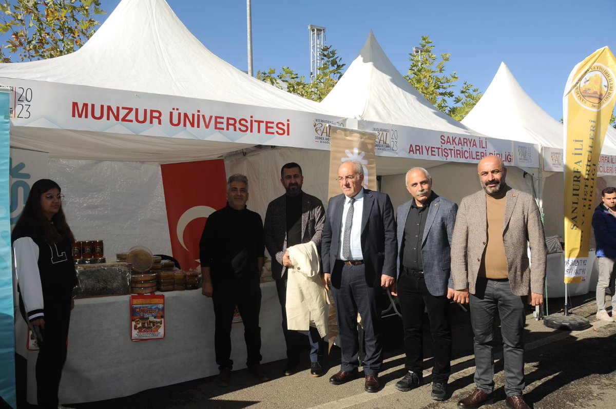 TUNCELITSO's tweet photo. Yönetim Kurulu Başkan Yardımcılarımız Ali Ateş ve @62AYD1 ile Yönetim Kurulu Üyemiz Güven Çetin; Bingöl Üniversitesi ev sahipliğinde gerçekleştirilen Uluslararası Bal Şûrası ve Fuarına katıldı.
https://t.co/8GebCBZCdw 
@RHisarciklioglu 
@munzuruniv 
@bingoluni2007 https://t.co/An7k873VLo