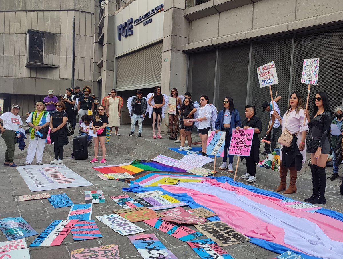 inredh1's tweet photo. #Cobertura | 👥 Las comunidades trans se concentran en los exteriores de la FGE y desde ahí se tomarán las calles de #Quito para reclamar derechos, protecciones y justicia al Estado, como parte de la 4° marcha nacional trans del #Ecuador. 

#NovTrans
#MemoriaTrans
#MarchamosTrans https://t.co/k36BPTXVVY