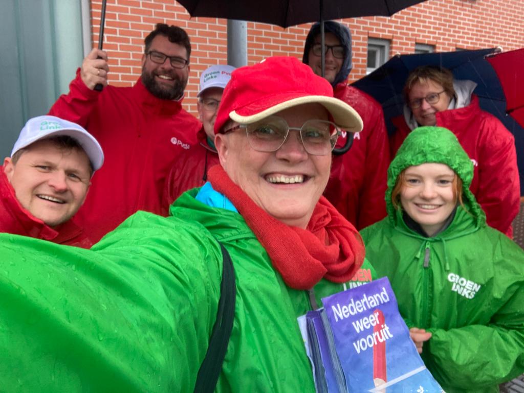 🍀🌹 Ook vandaag in gesprek met zwevende kiezers. Ze waardeerden het zeer dat we ook met dit weer langskwamen in #GraanvoorVisch en het centrum van Hoofddorp. We kunnen nog de grootste worden woensdag, doe mee! #SamenKanHet #GroenLinksPvdA 🍀🌹
