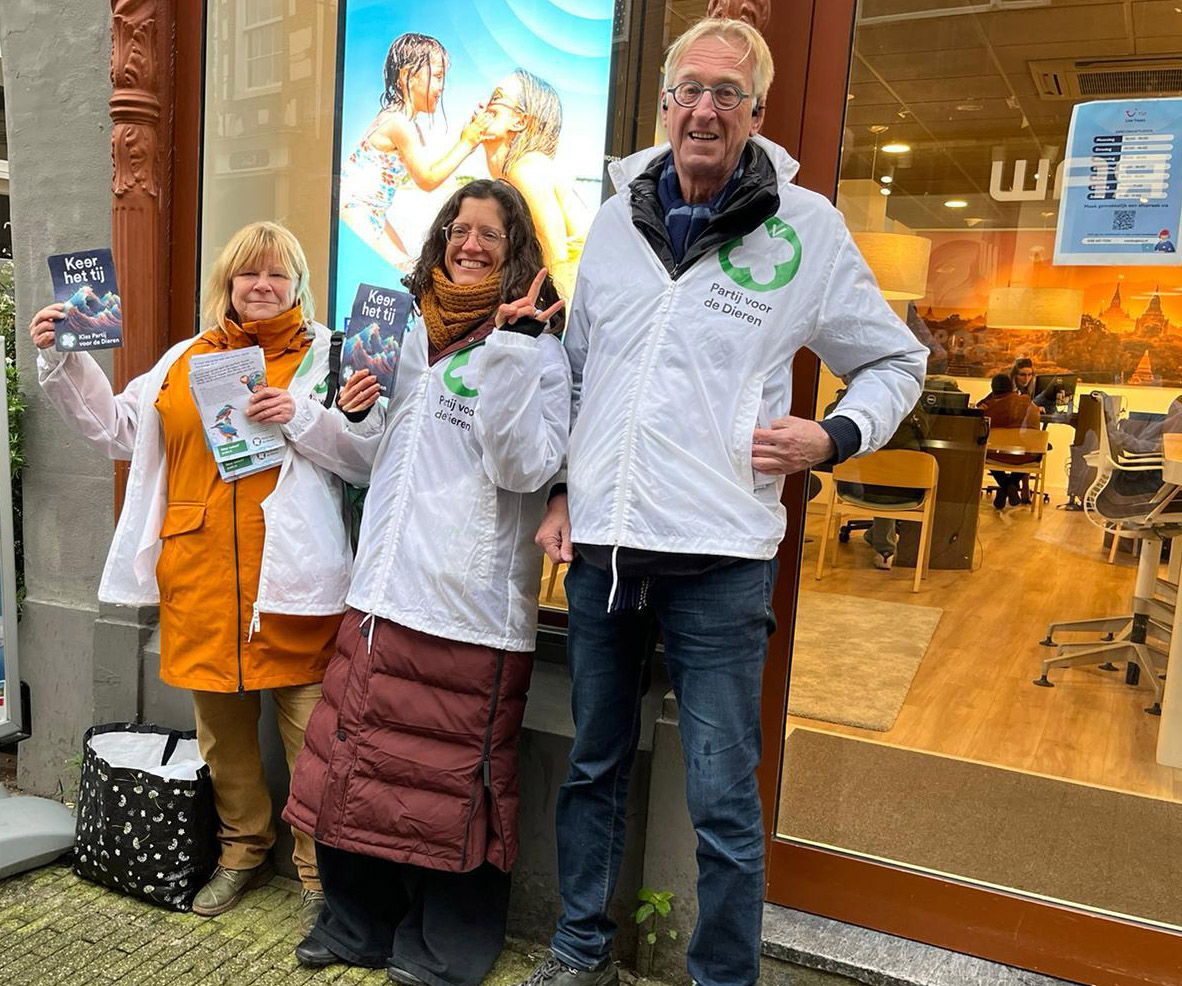 Ook deze zaterdag was het weer volop flyeren in Overijssel. Ondanks de regen gingen we met veel leden de straat op! Weer mooie gesprekken gehad, veel mensen hebben al besloten op wie ze gaan stemmen. #keerhettij #zwolle #deventer #fietscampagne #verkiezingen2023