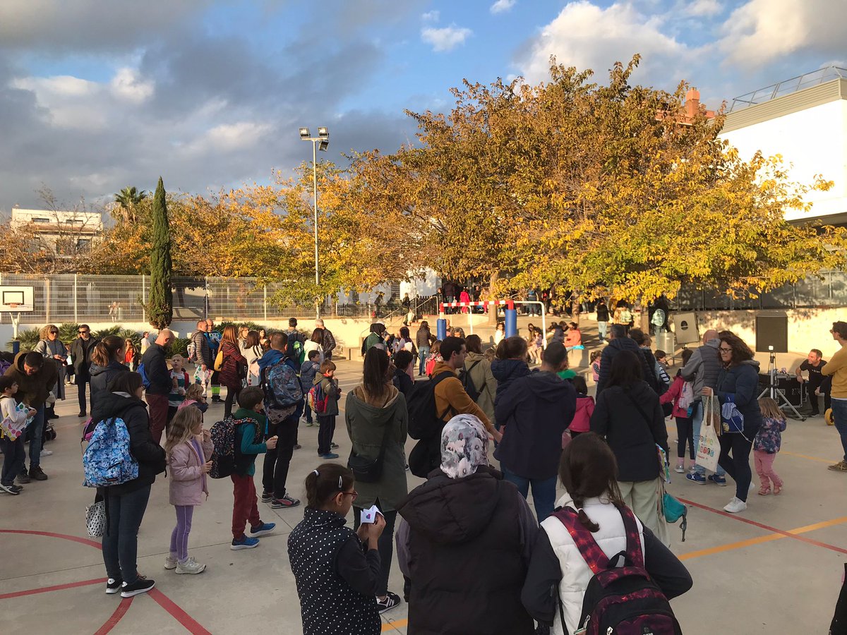 Ahir, a diverses escoles públiques de Terrassa, vam concentrar-nos i llegir el manifest unitari demanant un alto el foc i l'aturada del genocidi a Palestina. Educar per la pau i el pensament crític vol dir posicionar-se davant les injustícies.