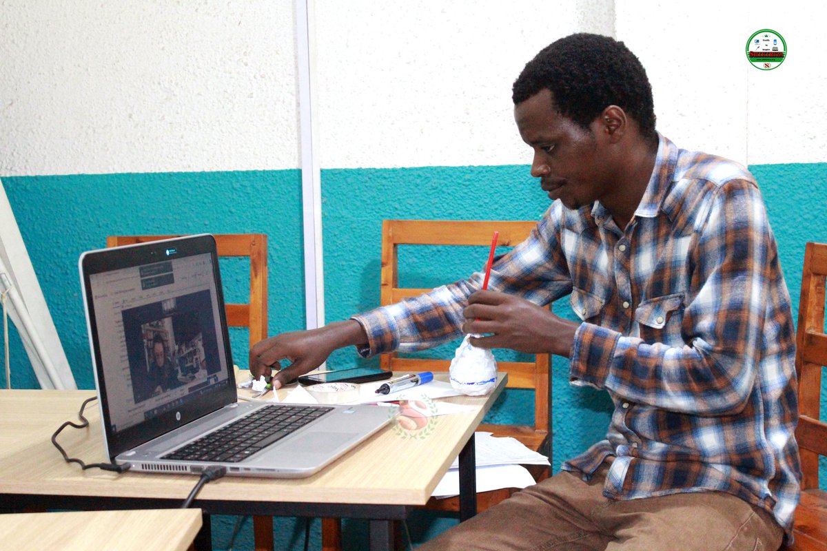 ShikirizaB's tweet photo. Eraste #Mandera, jeune marionnettiste burundais et représentant de l'#UNIMA_Burundi, se réjouit de cette formation et remercie Alessandra #Amicarelli qui a accepté de renforcer leurs capacités.
Il espère que le marionnette va beaucoup contribuer au développement du #Burundi. https://t.co/gK9g6CQ6zK