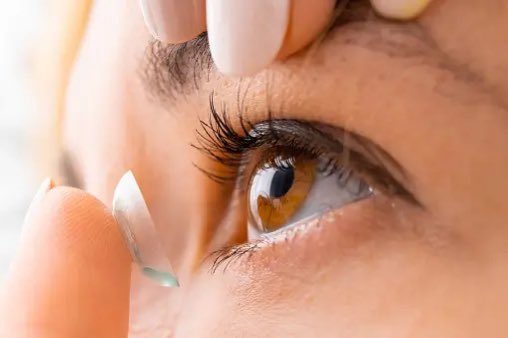 #نصيحة_طبية 

❌ لا مانع من غسل العدسات اللاصقة بالماء.
✅ الحقيقة: لا يجب ملامسة المياه للعدسات اللاصقة؛ حيث تُعد وسطًا خصبًا لمختلف أنواع البكتيريا التي قد تسبب التهابات العين. كما يجب أن تغسل العدسات بالمحلول المعقم الخاص بها.

❌ يمكن ارتداء العدسات حتى بعد انتهاء تاريخ