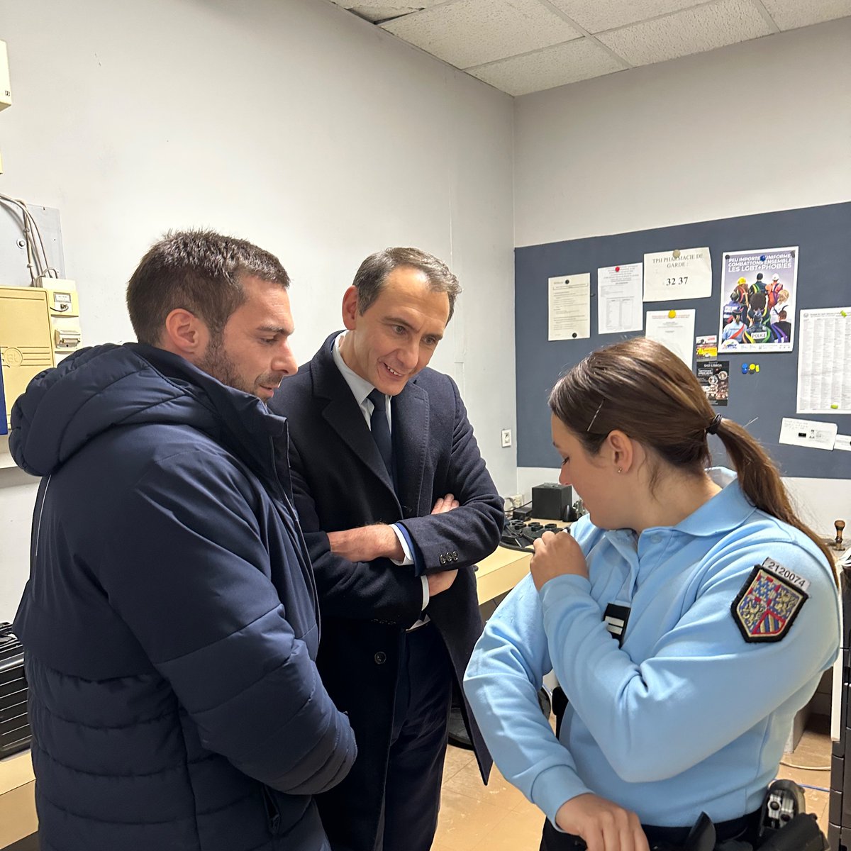JulienOdoul's tweet photo. 👮‍♂️👮 Plutôt que d’attendre les fumeuses promesses de #Macron et #Darmanin sur la création de brigades de gendarmeries mobiles, nous nous sommes rendus à la #gendarmerie de Pont-sur-Yonne pour dénoncer la réalité de l’insécurité dans le nord de l’#Yonne avec @ljacobelli. https://t.co/L7Gitanx67