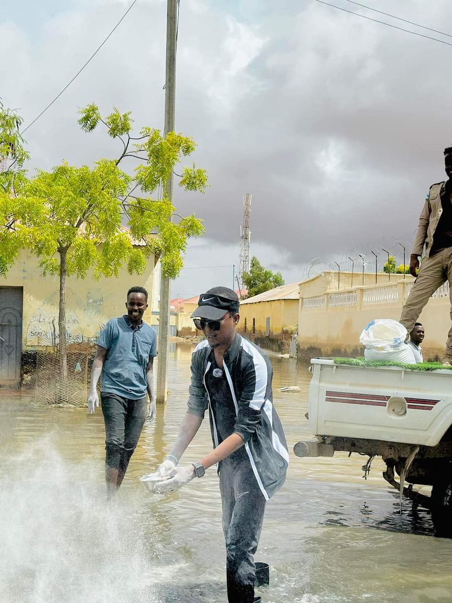 ⚠️#Galkayo wants an urgent emergency response.⚠️ 

We did what we could, which is to pour chlorine in the places where the water was sitting and rotting, so that germs and diseases did not arise.

I don't know what a person from Mudug/Puntland can be proud of in a situation like…