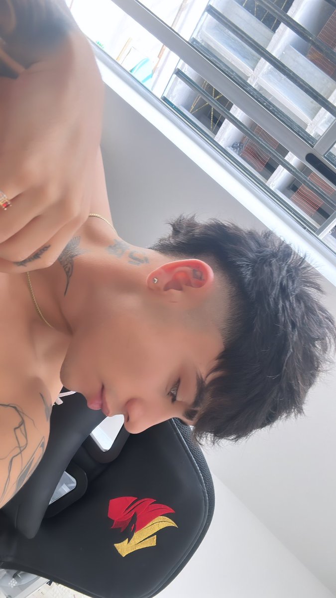 fuckstevan's tweet photo. Pq me gusto el corte. https://t.co/GGCgcgmxrX