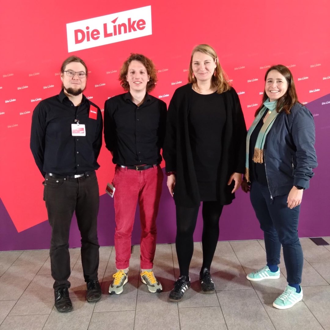 Harte Debatten, gute Stimmung und ein erfolgreich beschlossenes Europawahlprogramm: Unsere Delegation - bestehend aus <a href="/IsabelleVandre/">Isabelle Vandre</a>, <a href="/MarlenBlock/">Marlen Block</a>, <a href="/NorbertMuellerP/">Norbert Müller</a> &amp; @graefeko  - auf dem #linkebpt nimmt Kurs auf die Erneuerung der LINKEN. #nurmitlinks
