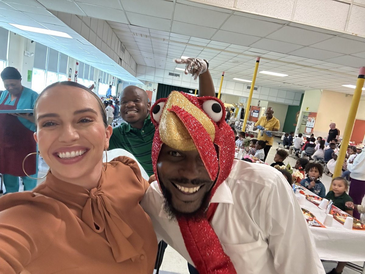 Ms_LJhones's tweet photo. 🧡Happy Thanksgiving! Grateful for so much this year!💛 Our students and staff had an #ultimatefriendsgiving this year. Thank you to everyone that made it happen 🙏🏽 #lionpride🦁 https://t.co/jVaHG72NPh